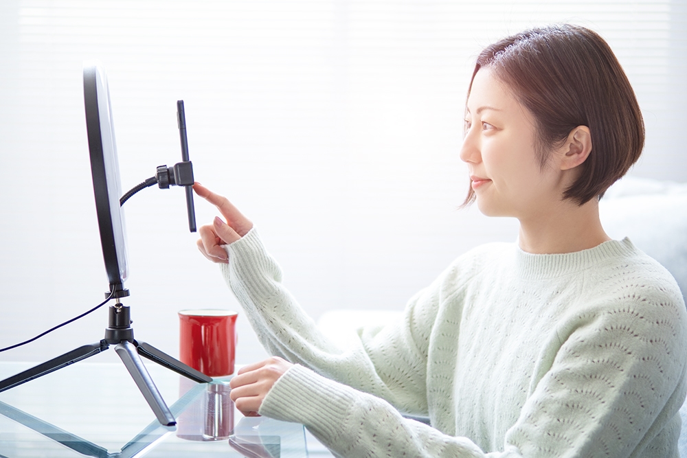 プロフ画像を自撮りする女性